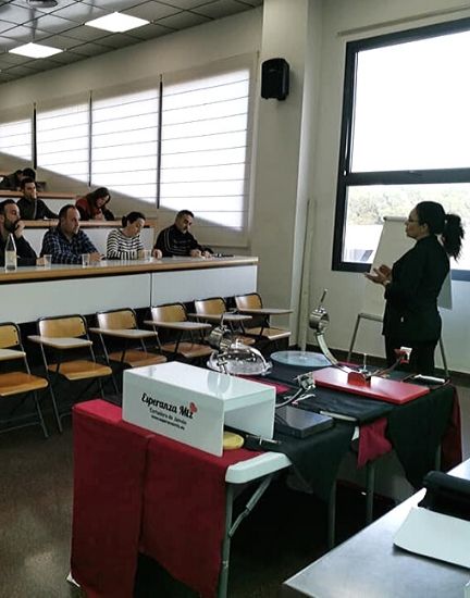 Esperanza Martínez, maestra cortadora de jamón profesional impartiendo una formación en el CDT Alicante