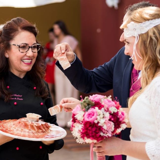 Cortadora de jamón para bodas, ofreciendo un plato de jamón con forma de flor a los novios