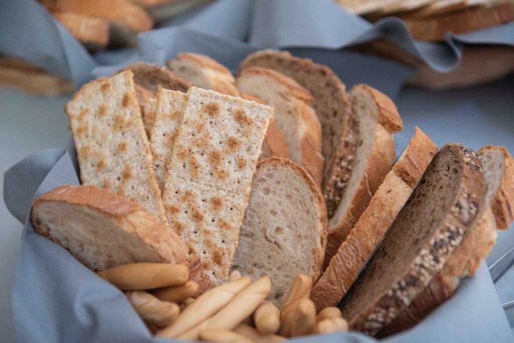 Bandeja de pan y tostadas en un servicio de catering