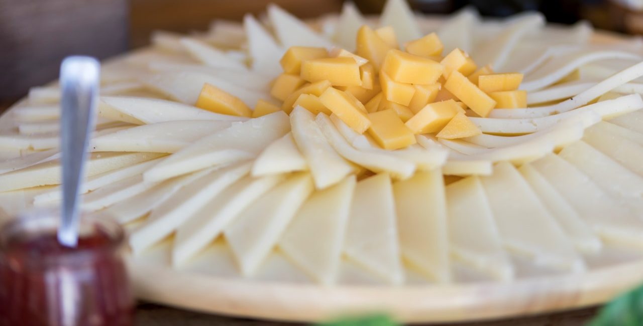 Plato de quesos con mermelada en una mesa de quesos para una boda o evento