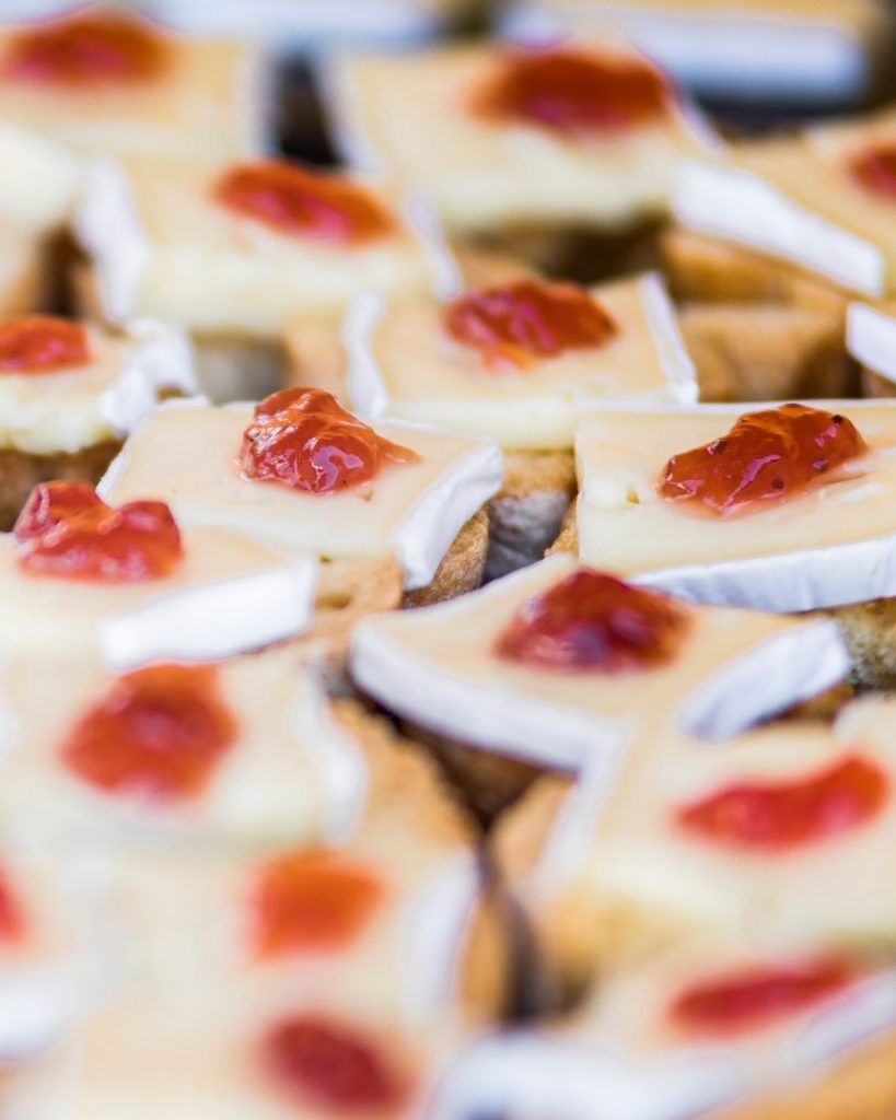 Selección de queso brie con mermelada de fresa en una mesa de quesos para una boda o evento