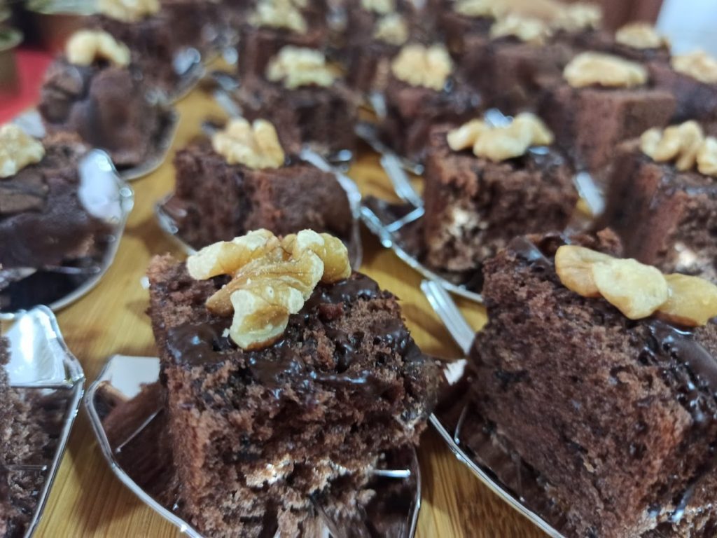 Bizcochos de chocolate y nueces en un coffee break en un servicio de catering